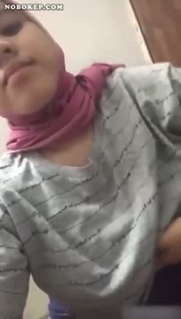 Bokep Indo Ani Hijab Tobrut – gagahi pacar di toilet umum