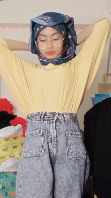 Nurlyna Hijab Bekasi – desah manja di warnet