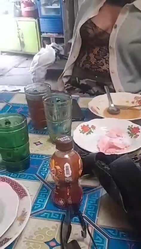 Tante STW Pamer Toket DI Warung mandi di rumah kosong