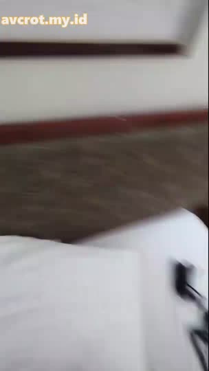 Hijab Navy yang lagi piral ama cowonya nungging di sofa ruang tamu sambil live