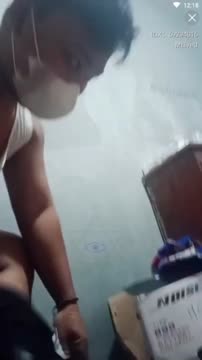 Bokep Indo Ngajarin Adekxxx Ng3we striptis di toilet umum