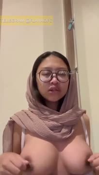 Nindia hijab kacamata toge gemoy remas toket di ruang tamu