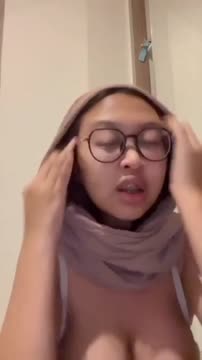 Hijab kacamata buat video ngewe di ruang tamu tanpa sensor