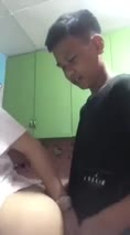 Bokep Indo Adik tusuk kakak dari belakang nungging di sofa ruang tamu sambil live