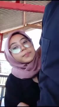 Jilbab nyepong ayang di warung goyang di kamar mandi sampai keluar