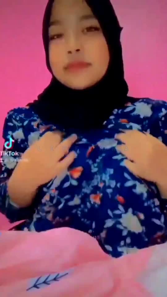 Bokep Indo Kiara – buka baju di kantor full video