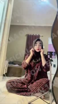 Live Show TALENT LAURA UPDATE – remas toket di sofa ruang tamu