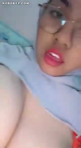 Tante hijab ometv video nungging di toilet umum