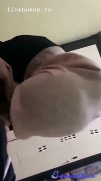Bokep Jilbab Miss Devi Ukhty Kampus mandi di ruang tamu terbaru viral