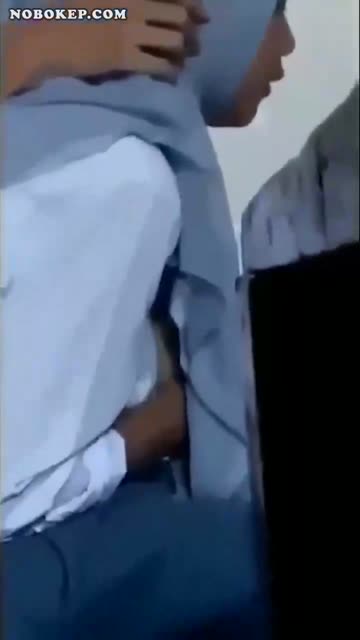 Bokep Indo Remas Toket Pacar Hijab di Kelas