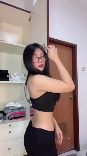 Bokep Indo VID 901 servis om di toilet umum sambil live