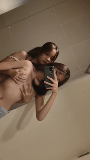 Bokep Indo Si cantik suka lesbyy kena gilir di sofa ruang tamu bikin sange