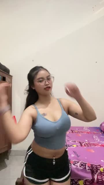 Bokep Indo VID 695 pamer body di ruang tamu