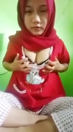 Adek jilbab merah desah manja di kamar mandi