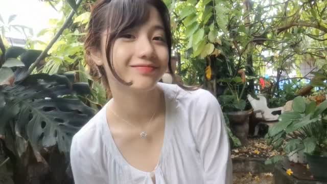 Bokep Indo pamer body di kebun sambil live