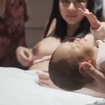 Bokep Indo Denise nenenin anaknya kena gilir di kebun bikin sange