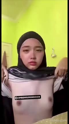 HIJAB – Ukhty Udah Sange Berat mandi di kebun sampai lemas