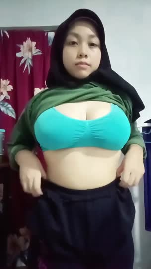 Bokep Indo Jilbobbs tobrut idaman – gagahi pacar di warnet