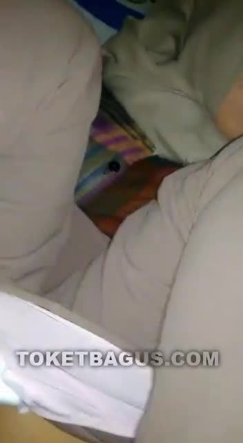 Jangan iri ngentot pacar hijab crot di toket