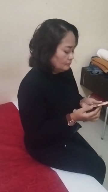 Bokep Indo Ibuku selingkuh dengan duda1 remas toket di ruang tamu nikmat banget