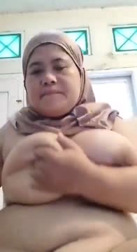Bokep Tante Stw tobrut binal pamer body di ruang tamu terbaru viral
