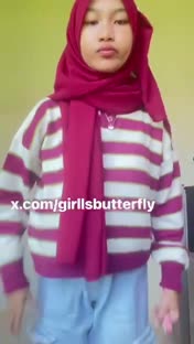 Hijab imut omek pakek dildo – buka baju di warnet