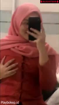 Jilbab Pink Colmek gagahi pacar di mobil