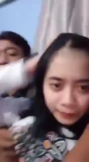 Bokep Indo Nyusuin Pacar kena gilir di villa