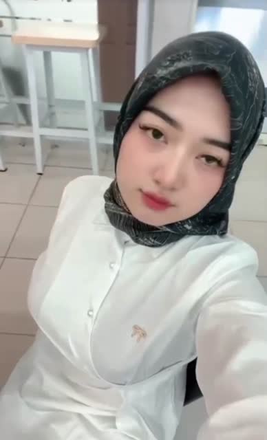 Erlina Hijab – pamer body di kamar kos