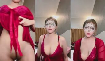 Isabella Gaun Merah Perlihatkan Memek Gundul Dream