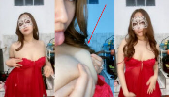 Bokep Indo Pesona Kakak Cantik Daster Merah Bermain Pentil di Dapur