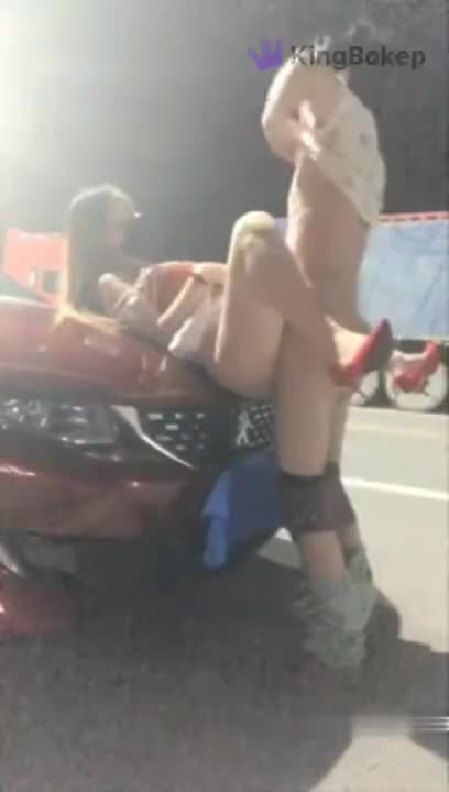 Ngentot Di Atas Mobil