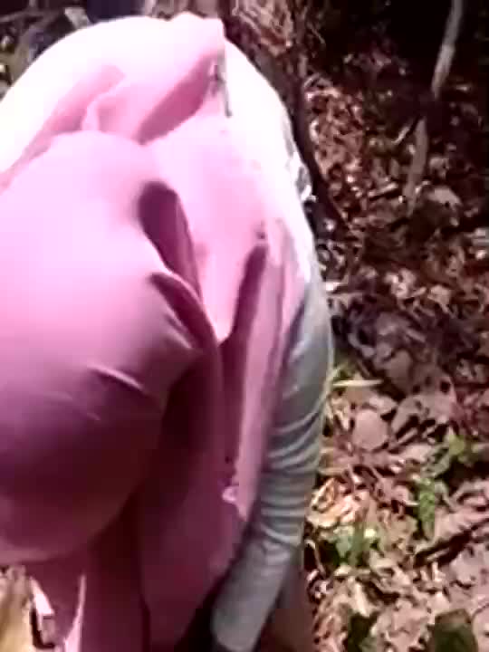 Scandal Jilbab Pink Di Hutan Jangan Rekam Mukaku