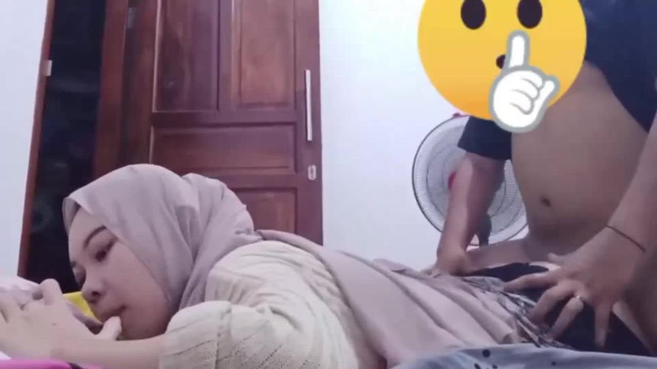 Bokep Jilbab Ukhty Keenakan di Ewe Tukang Urut Pintu Masih Terbuka